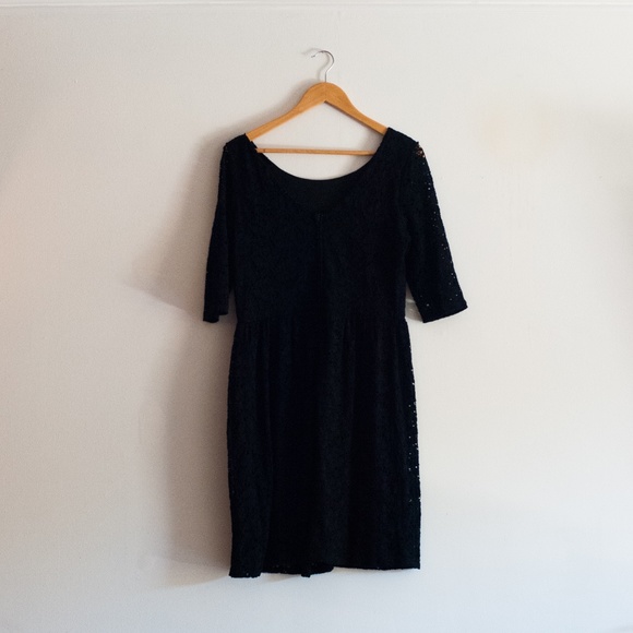 LE CHATEAU | BLACK FLORAL LACE DRESS - Picture 2 of 5